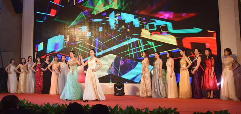 平臺(tái)客服中心美女的《禮服秀》